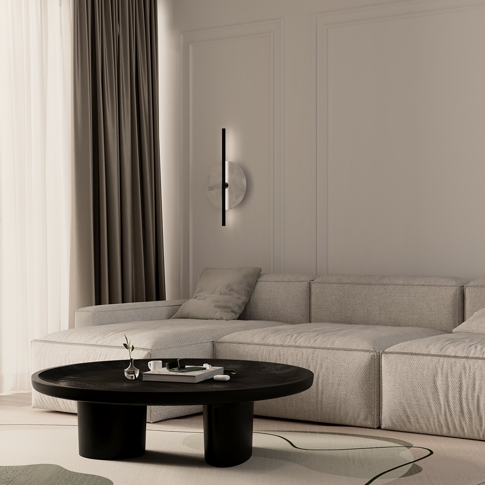 Living cu canapea modulară gri deschis, perete cu profile decorative, aplică verticală și masă rotundă neagră